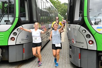 Läufer*innen zwischen 2 Stadtbahnen beim Urban Run